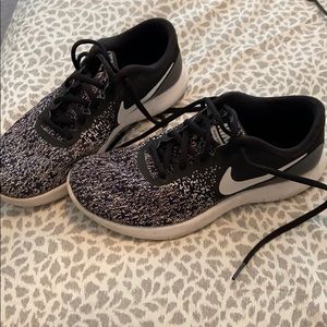 Nike black & white tennis shoes